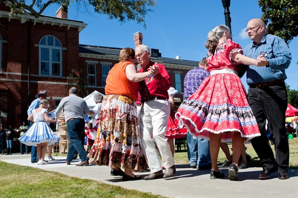 Pensionärer square dance på utomhus händelse — Stockfoto