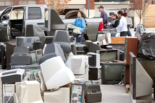 Vyřazené elektroniky tyčit na kraj události recyklace — Stock fotografie