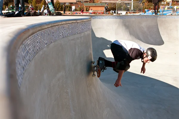 Veterán skateboardista brusle velké mísy — Stock fotografie