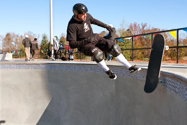 Veterano skateboarder borra en gran tazón —  Fotos de Stock