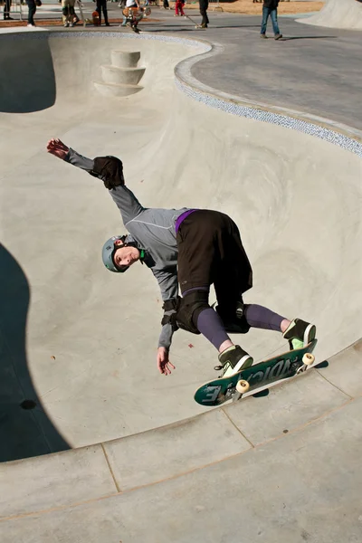 Silně polstrovaná skateboardista brusle velké mísy — Stock fotografie