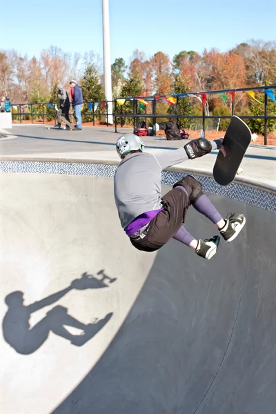 Skateboarder And Shadow Wipe Out In Big Bowl — Stock Photo, Image