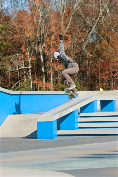 Pratiques Skateboarder astuce au nouveau parc de planche à roulettes — Photo