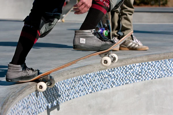 Skateboarder zich voorbereidt op drop in voor tekstgroep in grote kom — Stockfoto