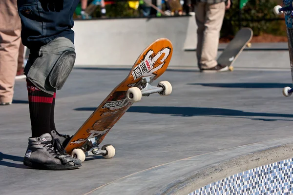 Skateboarder bereiten sich auf Besuch im Skateboard-Park vor — Stockfoto