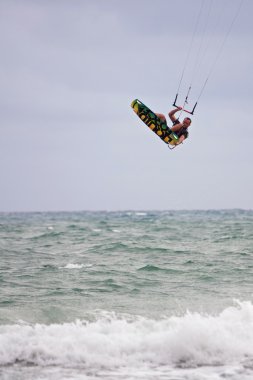 adam florida açıklarında sörf havadan parasail gider
