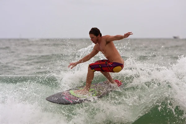 Florida kıyı şeridi genç erkek surfs dalga — Stok fotoğraf