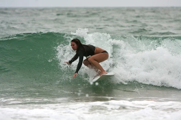 Mujer surfista capturas ola frente a la costa de Florida —  Fotos de Stock