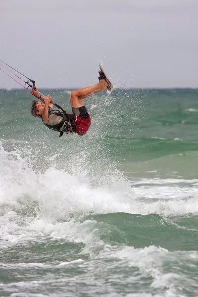 男人捉住冲浪在佛罗里达州的空气 parasail — 图库照片