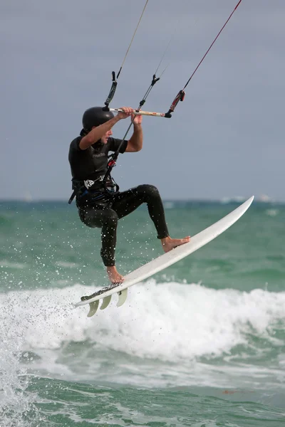 Hombre consigue aerotransportado Parasail Surf en Florida — Foto de Stock