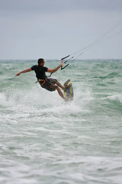 Man Rides Ondas Parasail Surf ao largo da costa da Flórida — Fotografia de Stock