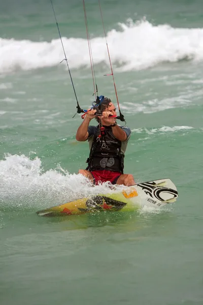 Man Cuts Through Water Parasail Surfing In Florida — Stock Photo, Image