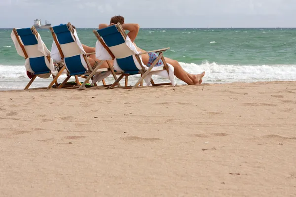 People Relax In Beach Chairs On Florida Beach — Stock Photo, Image