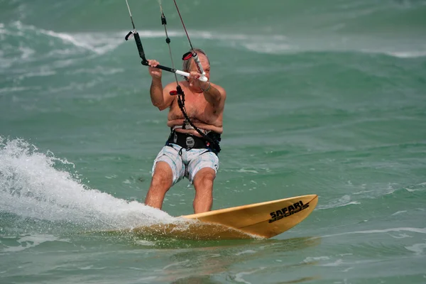 Senior mannen PARASEGLA surfar utanför florida kusten — Stockfoto
