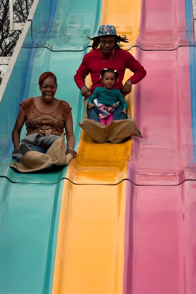 Familia va abajo divertido diapositiva en Atlanta Feria — Foto de Stock