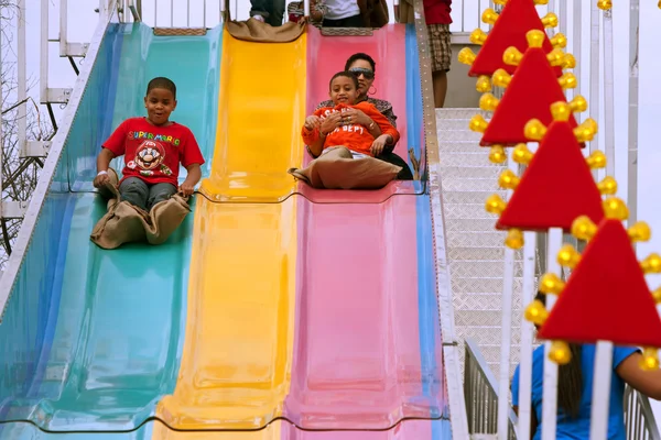 Diapositivas de la familia abajo diapositiva divertida en la feria de Atlanta — Foto de Stock