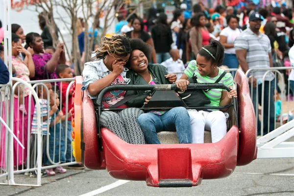Vrouwen lachen terwijl het berijden van carnaval rit — Stockfoto