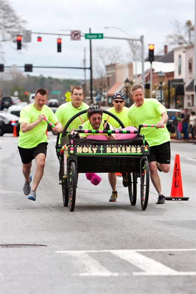 Clergymen Push Holy Rollers Bed In Annual Fundraiser Race — Stock Photo, Image