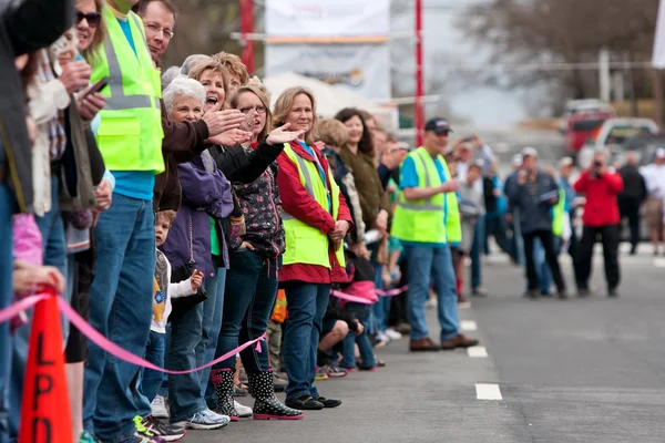 Los espectadores animan a los participantes en la carrera de Ciudad Pequeña —  Fotos de Stock