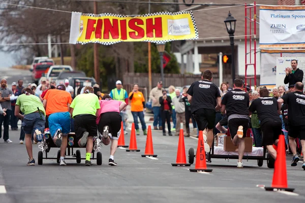 Two Teams Race Beds To Finish Line In Fundraiser — Stock Photo, Image