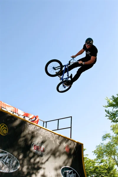 Joven hombre practica saltar trucos en BMX Competencia —  Fotos de Stock