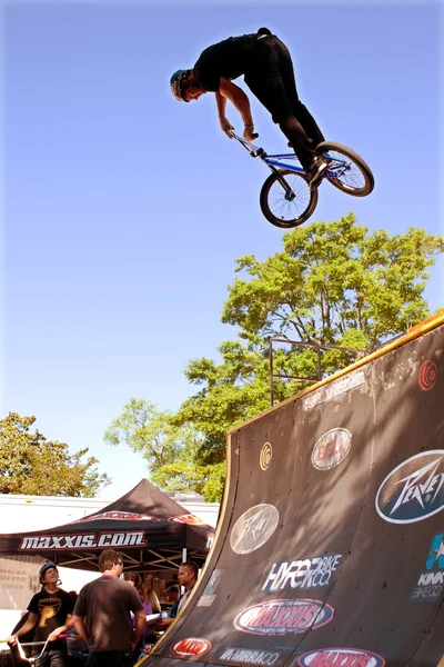 Hombre salta bicicleta en la rampa de preparación para la competencia BMX —  Fotos de Stock