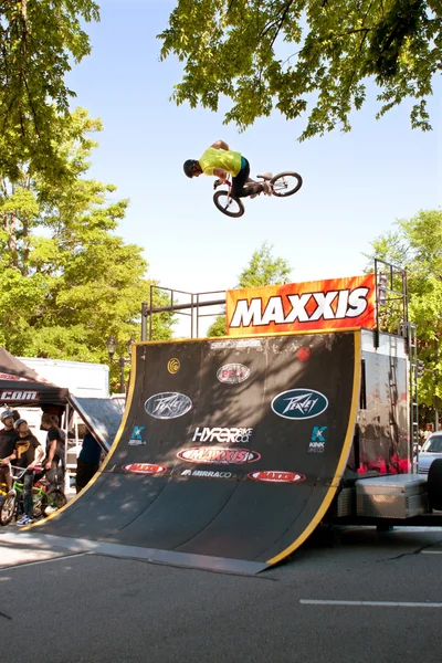 Joven hombre practica salto de bicicleta antes de BMX Competencia —  Fotos de Stock