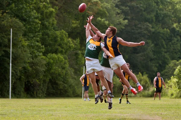 Les joueurs sautent pour le ballon dans le jeu australien de football de règles — Photo