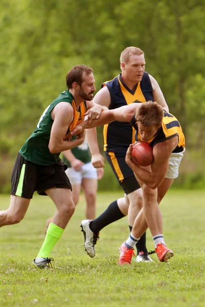 Giocatore evita di essere affrontato in amatoriale australiano regole gioco di calcio — Foto Stock