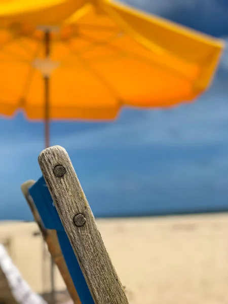 Closeup Wooden Deck Chair Yellow Beach Umbrella Convey Tranquil South — Stock Photo, Image