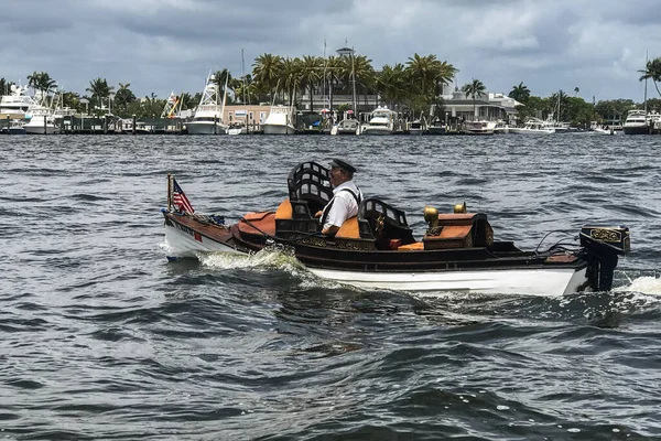 Fort Lauderdale Usa May Man Steers Bizarre Quirky Boat Intracoastal — Stockfoto