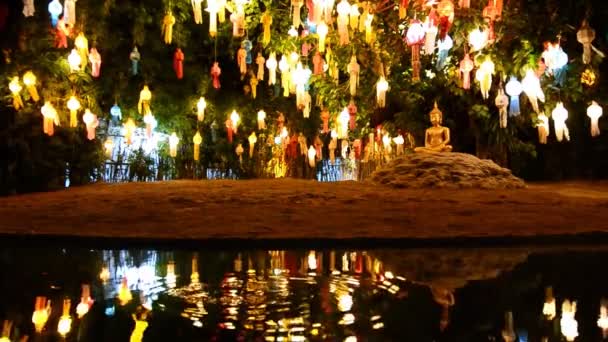 Złoto Buddy obrazu pod latarnia piękne drzewa i odbicie stawu — Wideo stockowe