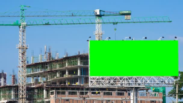 Временной интервал строительства участка и большой зеленый цвет рекламного щита — стоковое видео