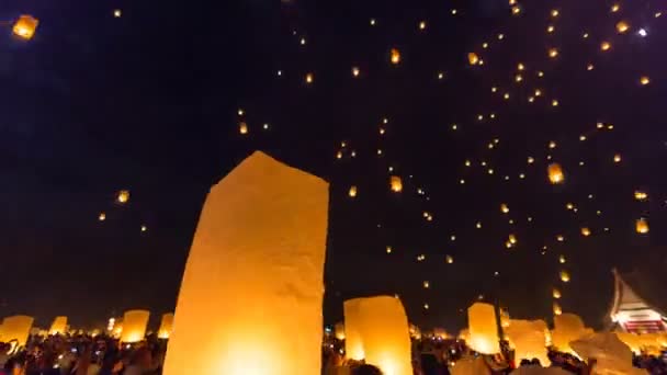 Tempo Lapse muitas lanternas de fogo flutuando no famoso Loi Krathong Festival de Chiang Mai Tailândia 2013 — Vídeo de Stock