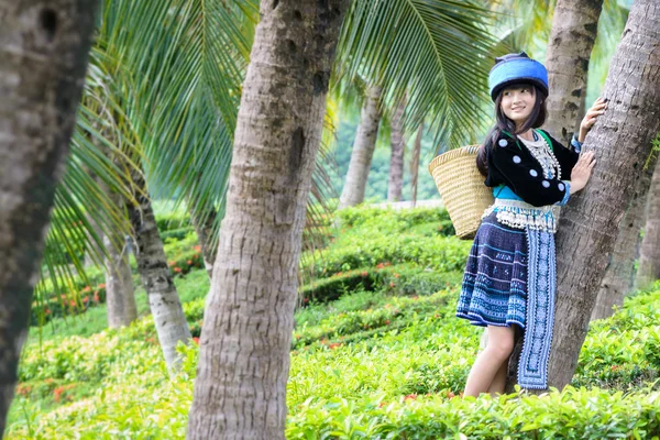 可爱的亚洲年轻女孩，在泰国北部美丽的山部落 (苗族) 服装 — 图库照片