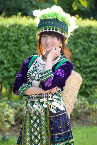 Lindo asiático joven chica en hermosa colina tribu (hmong) traje de norte thailand —  Fotos de Stock