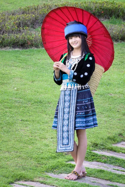 Lindo asiático joven chica en hermosa colina tribu (hmong) traje de norte thailand Imagen De Stock