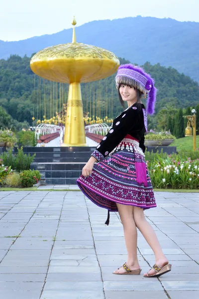 Lindo asiático joven chica en hermosa colina tribu (hmong) traje de norte thailand Fotos De Stock