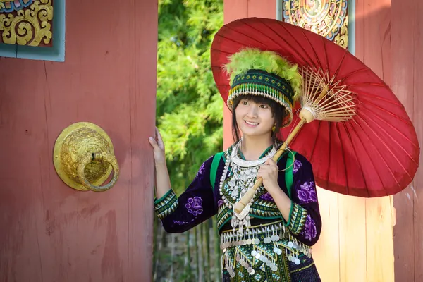 Süße asiatische Mädchen in schönen Hügel Stamm (hmong) Kostüm von Nordthailand lizenzfreie Stockfotos