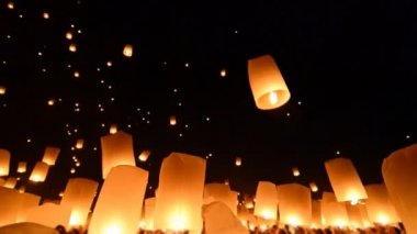 loi krathong Festivali chiang mai Tayland 2013 yılında fener ateş