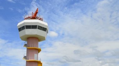 radar kulesi haberleşme ve güzel gökyüzü