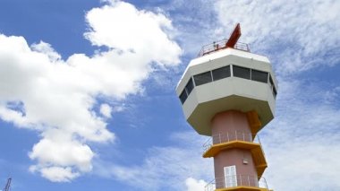 radar kulesi haberleşme ve güzel gökyüzü