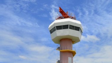 radar kulesi haberleşme ve güzel gökyüzü