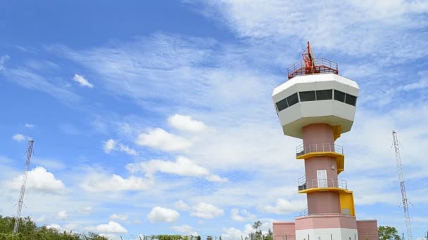 Comunicación torre de radar y cielo agradable — Vídeos de Stock