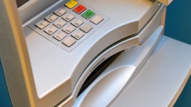 kadın (el atış atm nakit çekilme)