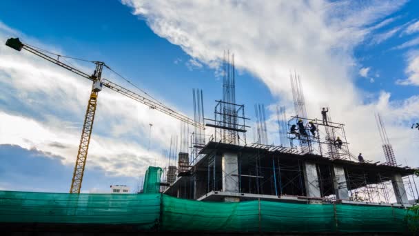 Tijd lapse silhouet arbeid werken in bouwplaats — Stockvideo