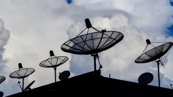 Tid förflutit silhuett satellit skålen och himmel bakgrund — Stockvideo