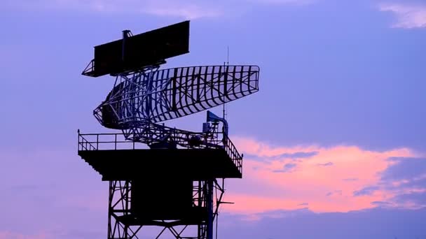 Silhouette radar communication tower plane — Stock Video