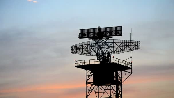 Silhouette radar communication tower plane — Stock Video