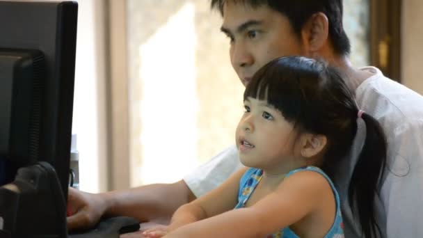 Asian father teach cute daughter playing computer — Stock Video